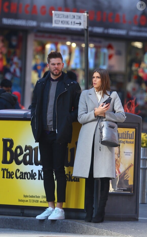 Ils se sont séparés en 2016
Exclusif - Iris Mittenaere (Miss Univers) et son compagnon Matthieu se promènent dans les rues de Manhattan le jour de la Saint-Valentin à New York, le 14 février 2017.