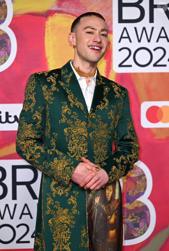 Olly Alexander arrive aux Brit Awards 2024, à l'O2 Arena, à Greenwich. Crédit : Doug