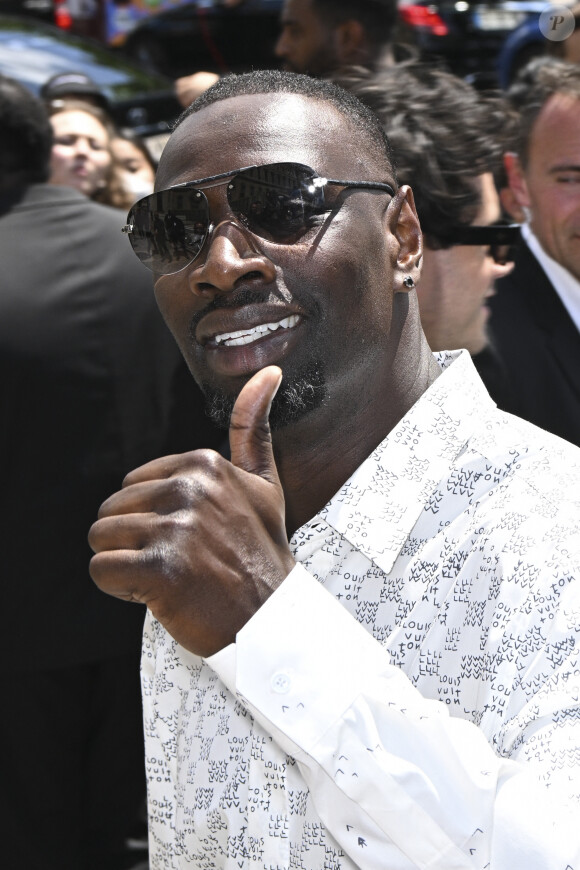 Omar Sy - Arrivées au défilé de mode Homme printemps-été 2023 Louis Vuitton dans la cour Carrée du Louvre à Paris, France, le 23 juin 2022. © Jean-Baptiste Autissier/Panoramic/Bestimage 