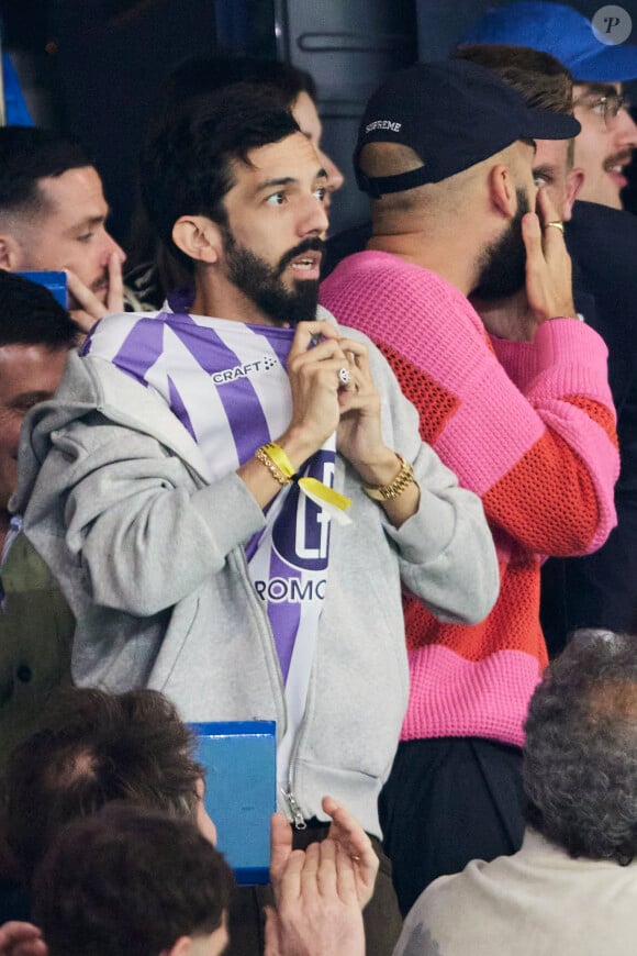 Big Flo et Oli - Célébrités dans les tribunes du match de Ligue 1 Uber Eats "PSG-Toulouse" (1-3) au Parc des Princes à Paris le 12 mai 2024. © Cyril Moreau/Bestimage