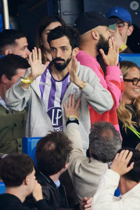 Les rappeurs Bigflo et Oli étaient également présents 
 
Big Flo et Oli - Célébrités dans les tribunes du match de Ligue 1 Uber Eats "PSG-Toulouse" (1-3) au Parc des Princes à Paris le 12 mai 2024. © Cyril Moreau/Bestimage