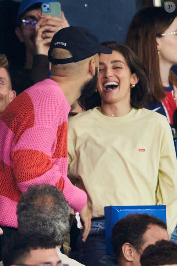 Les deux tourtereaux sont apparus très complices en tribunes
 
Oli et sa compagne - Célébrités dans les tribunes du match de Ligue 1 Uber Eats "PSG-Toulouse" (1-3) au Parc des Princes à Paris le 12 mai 2024. © Cyril Moreau/Bestimage