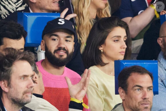 Oli est venu avec sa compagne
 
Oli et sa compagne - Célébrités dans les tribunes du match de Ligue 1 Uber Eats "PSG-Toulouse" (1-3) au Parc des Princes à Paris le 12 mai 2024. © Cyril Moreau/Bestimage