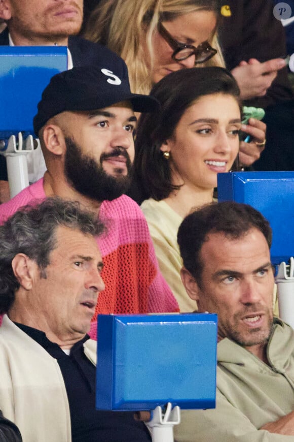 Oli et sa compagne - Célébrités dans les tribunes du match de Ligue 1 Uber Eats "PSG-Toulouse" (1-3) au Parc des Princes à Paris le 12 mai 2024. © Cyril Moreau/Bestimage