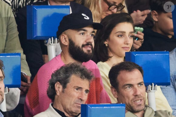 Oli et sa compagne - Célébrités dans les tribunes du match de Ligue 1 Uber Eats "PSG-Toulouse" (1-3) au Parc des Princes à Paris le 12 mai 2024. © Cyril Moreau/Bestimage