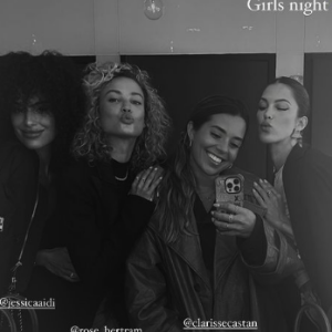 Iris Mittenaere en compagnie de Rose Bertram et d'amies.