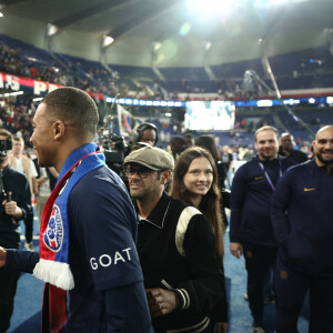 Jamel Debbouze avec son fils Léon, Kylian Mbappé - Dernier match de Kylian Mbappé (25 ans) avec le PSG en Ligue 1 Uber Eats lors de la rencontre "PSG-Toulouse" (1-3) au Parc des Princes à Paris le 12 mai 2024. © Franck Fife / Pool /Bestimage