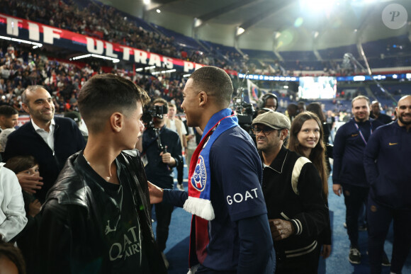 Jamel Debbouze avec son fils Léon, Kylian Mbappé - Dernier match de Kylian Mbappé (25 ans) avec le PSG en Ligue 1 Uber Eats lors de la rencontre "PSG-Toulouse" (1-3) au Parc des Princes à Paris le 12 mai 2024. © Franck Fife / Pool /Bestimage