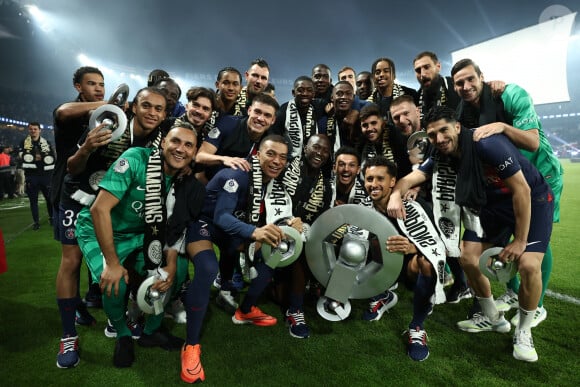 L'équipe du PSG - Dernier match de Kylian Mbappé (25 ans) avec le PSG en Ligue 1 Uber Eats lors de la rencontre "PSG-Toulouse" (1-3) au Parc des Princes à Paris le 12 mai 2024. © Franck Fife / Pool /Bestimage