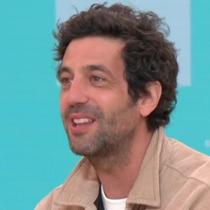 Très gêné, Max Boublil s'est confié sur le livre "olé olé" de sa mère
Max Boublil sur le plateau de "Bonjour !"