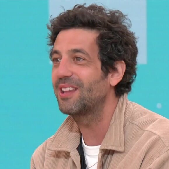 Très gêné, Max Boublil s'est confié sur le livre "olé olé" de sa mère
Max Boublil sur le plateau de "Bonjour !"