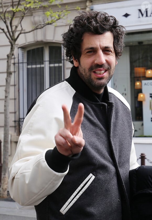 Max Boublil - Les invités de l'émission des "Grosses Têtes" à la sortie des studios RTL à Neuilly-sur-Seine, France, le 30 mars 2023. © Jonathan Rebboah/Panoramic/bestimage