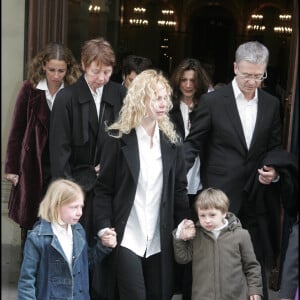 A l'époque, leurs enfants Pauline et Vincent n'étaient âgés que de 10 et 6 ans.
Sa femme Carole Richert et ses deux enfants - Funérailles de Daniel Rialet en l'église Notre Dame de Passy à Paris