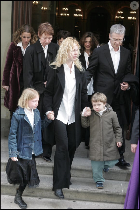 A l'époque, leurs enfants Pauline et Vincent n'étaient âgés que de 10 et 6 ans.
Sa femme Carole Richert et ses deux enfants - Funérailles de Daniel Rialet en l'église Notre Dame de Passy à Paris