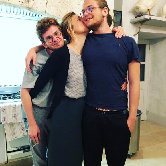 Julie Gayet se montre avec ses deux fils Tadeo et Ezéchiel sur Instagram le 11 mai 2020.