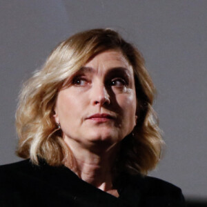 Julie Gayet - Leçon d'actrice par Julie Gayet lors de la 4e édition du Festival Reims Polar au cinéma Opéraims à Reims, France. Le 10 avril 2024. © Christophe Clovis / Bestimage