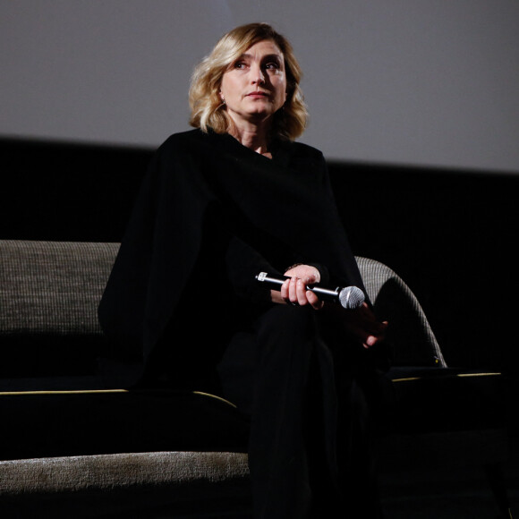 Julie Gayet - Leçon d'actrice par Julie Gayet lors de la 4e édition du Festival Reims Polar au cinéma Opéraims à Reims, France. Le 10 avril 2024. © Christophe Clovis / Bestimage