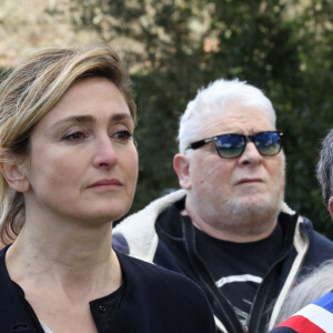 Julie Gayet lors du dévoilement du portrait de d'Olympe de Gouges au Square des Grands Principes Républicains à Arès, France, le 30 mars 2024. L’actrice, incarne Olympe de Gouges dans un biopic qu’elle co-réalise, Olympe, une femme dans la révolution qui sera prochainement diffusé sur France 2. © Jean-Marc Lhomer/Bestimage