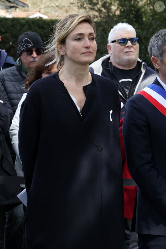 Julie Gayet lors du dévoilement du portrait de d'Olympe de Gouges au Square des Grands Principes Républicains à Arès, France, le 30 mars 2024. L’actrice, incarne Olympe de Gouges dans un biopic qu’elle co-réalise, Olympe, une femme dans la révolution qui sera prochainement diffusé sur France 2. © Jean-Marc Lhomer/Bestimage