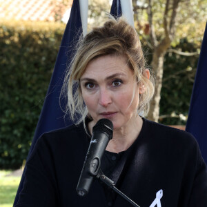 Julie Gayet lors du dévoilement du portrait de d'Olympe de Gouges au Square des Grands Principes Républicains à Arès, France, le 30 mars 2024. L’actrice, incarne Olympe de Gouges dans un biopic qu’elle co-réalise, Olympe, une femme dans la révolution qui sera prochainement diffusé sur France 2. © Jean-Marc Lhomer/Bestimage