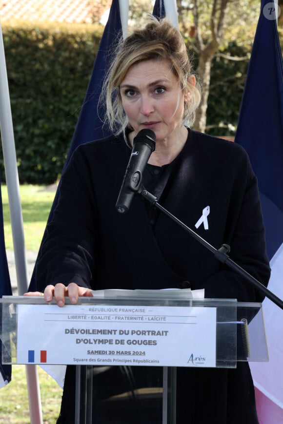 Julie Gayet lors du dévoilement du portrait de d'Olympe de Gouges au Square des Grands Principes Républicains à Arès, France, le 30 mars 2024. L’actrice, incarne Olympe de Gouges dans un biopic qu’elle co-réalise, Olympe, une femme dans la révolution qui sera prochainement diffusé sur France 2. © Jean-Marc Lhomer/Bestimage