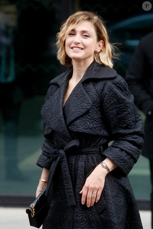 Julie Gayet - Sorties du défilé de mode Haute-Couture printemps-été 2024 "Chanel" au Grand Palais Ephémère lors de la fashion week de Paris. Le 23 janvier 2024 © Christophe Clovis / Bestimage