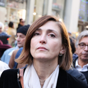 Julie Gayet - Les célébrités participent à la marche silencieuse pour la paix au Proche-Orient, entre l'Institut du monde arabe et le musée d'art et d'histoire du judaïsme à Paris, le 19 novembre 2023. A l'appel d'un collectif de 600 personnalités du monde de la culture, plusieurs milliers de personnes ont rejoint le cortège. © Denis Guignebourg / Bestimage