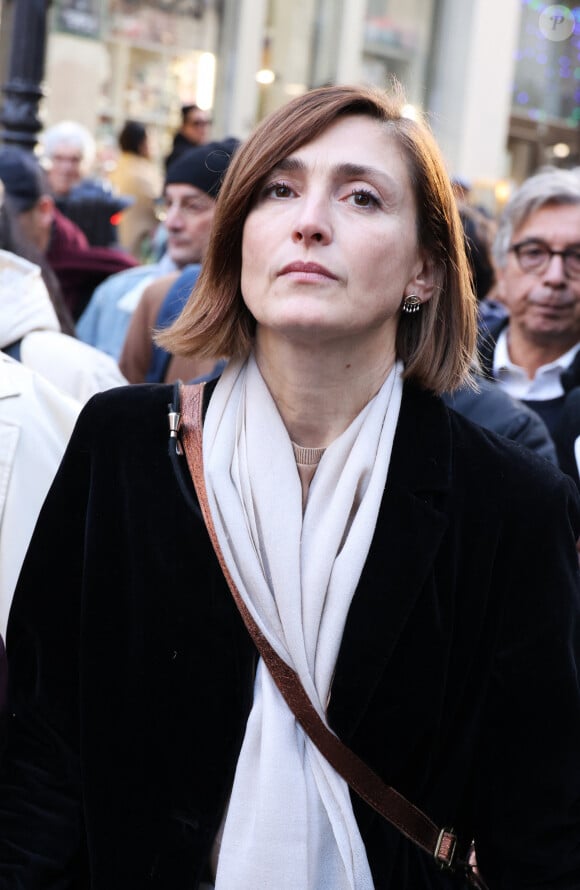 Julie Gayet - Les célébrités participent à la marche silencieuse pour la paix au Proche-Orient, entre l'Institut du monde arabe et le musée d'art et d'histoire du judaïsme à Paris, le 19 novembre 2023. A l'appel d'un collectif de 600 personnalités du monde de la culture, plusieurs milliers de personnes ont rejoint le cortège. © Denis Guignebourg / Bestimage