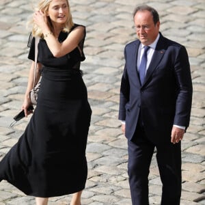 François Hollande et Julie Gayet lors de la cérémonie d'hommage national à Jean-Paul Belmondo à l'Hôtel des Invalides à Paris, France, le 9 septembre 2021. © Dominique Jacovides/Bestimage