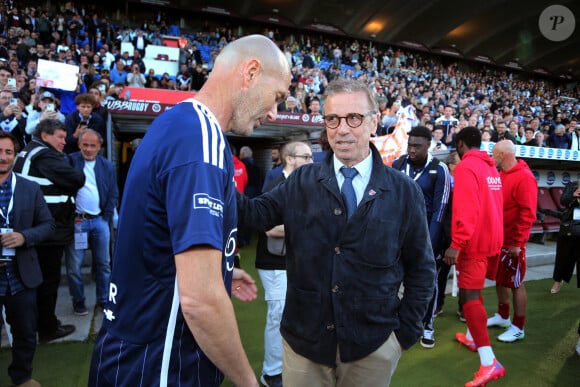 Zinedine Zidane, Pierre Hurmic (maire de Bordeaux) - A l’occasion des 100 ans du parc Lescure, Bordeaux accueille au stade Chaban-Delmas un match de gala opposant les gloires des Girondins de Bordeaux au Variétés Club de France le mardi 14 mai 2024. © Patrick Bernard/ Bestimage