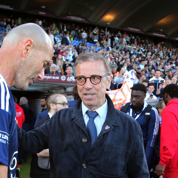 Zinedine Zidane, Pierre Hurmic (maire de Bordeaux) - A l’occasion des 100 ans du parc Lescure, Bordeaux accueille au stade Chaban-Delmas un match de gala opposant les gloires des Girondins de Bordeaux au Variétés Club de France le mardi 14 mai 2024. © Patrick Bernard/ Bestimage