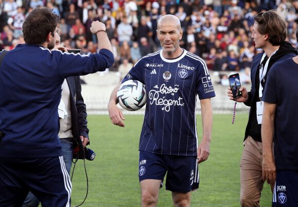 Zinedine Zidane - A l’occasion des 100 ans du parc Lescure, Bordeaux accueille au stade Chaban-Delmas un match de gala opposant les gloires des Girondins de Bordeaux au Variétés Club de France le mardi 14 mai 2024. © Patrick Bernard/ Bestimage