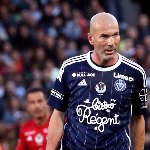 Zinedine Zidane - A l’occasion des 100 ans du parc Lescure, Bordeaux accueille au stade Chaban-Delmas un match de gala opposant les gloires des Girondins de Bordeaux au Variétés Club de France le mardi 14 mai 2024. © Patrick Bernard/ Bestimage