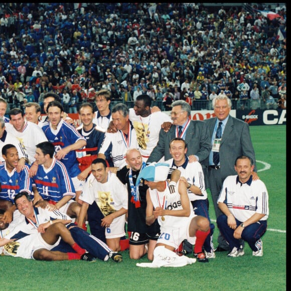 Archives - Bruno Martini, Lionel Charbonnier, Alain Boghossian, Laurent Blanc, Lilian Thuram, Bixente Lizarazu, Vincent Candela, Christian Karembeu, Aimé Jacquet, Didier Deschamps, Marcel Desailly, Bernard Diomede, Roger Lemerre, Emmanuel Petit, Thierry Henri, Zinedine Zidane, Robert Pirès, Christophe Dugarry, Youri Djorkaeff, Fabien Barthez, Patrick Vieira, Henri Emile, David Trezeguet - L'équipe de France vainqueur de la Coupe du monde de football en 1998