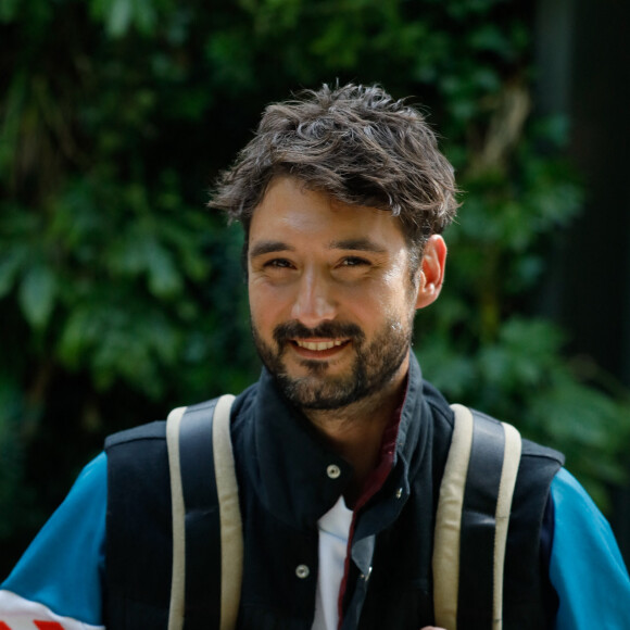 Le chanteur Jérémy Frérot arrive à l'enregistrement de l'émission "Vivement Dimanche" au studio Gabriel à Paris, France, le 20 avril 2021, présentée par Michel Drucker et diffusée le 9 mai 2021. © Christophe Clovis/Bestimage 