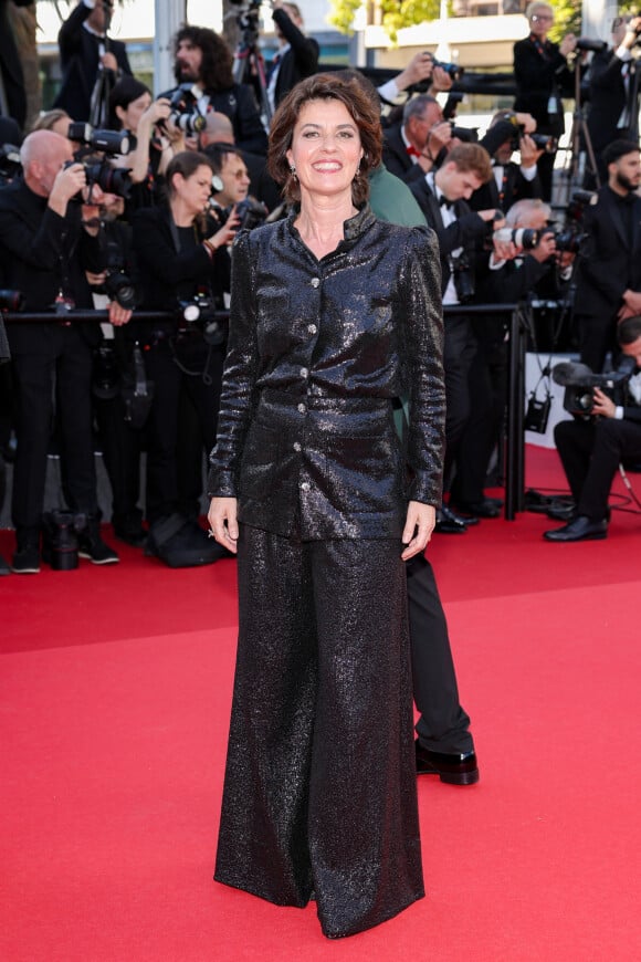 Irène Jacob (Habillée en Chanel) - Montée des marches du film " Megalopolis " lors du 77ème Festival International du Film de Cannes, au Palais des Festivals à Cannes. Le 16 mai 2024 © Jacovides-Moreau / Bestimage 