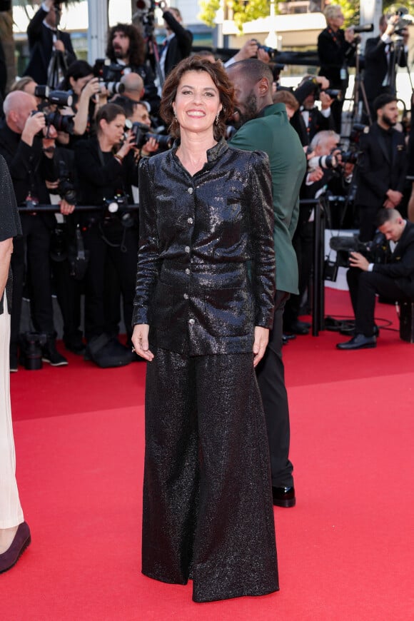 Irène Jacob (Habillée en Chanel) - Montée des marches du film " Megalopolis " lors du 77ème Festival International du Film de Cannes, au Palais des Festivals à Cannes. Le 16 mai 2024 © Jacovides-Moreau / Bestimage 