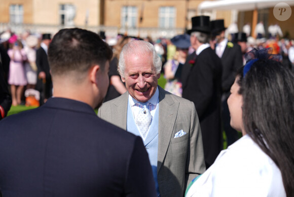 Elle a ajouté que son mari était "plutôt contrarié" de ne pas pouvoir être présent avec elle à ce festival littéraire
Le roi Charles III d'Angleterre et Camilla Parker Bowles, reine consort d'Angleterre, reçoivent des invités lors d'une Garden Party à Buckingham Palace à Londres, le 8 mai 2024. 