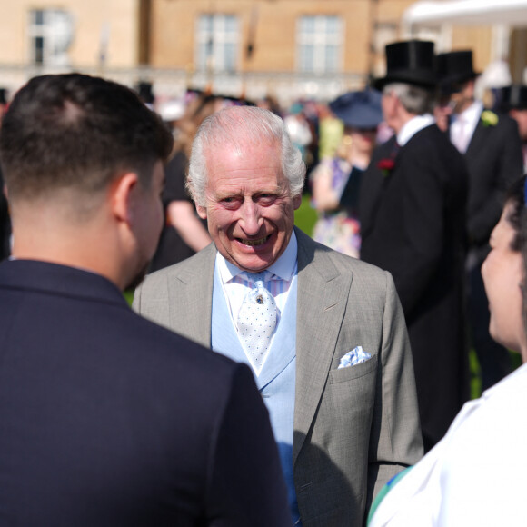 Elle a ajouté que son mari était "plutôt contrarié" de ne pas pouvoir être présent avec elle à ce festival littéraire
Le roi Charles III d'Angleterre et Camilla Parker Bowles, reine consort d'Angleterre, reçoivent des invités lors d'une Garden Party à Buckingham Palace à Londres, le 8 mai 2024. 