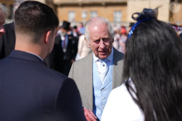 Récemment, le roi a repris ses fonctions publiques après une période de repos forcé suite à l'annonce de son cancer
Le roi Charles III d'Angleterre et Camilla Parker Bowles, reine consort d'Angleterre, reçoivent des invités lors d'une Garden Party à Buckingham Palace à Londres, le 8 mai 2024. 