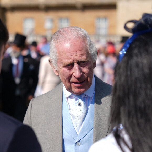 Récemment, le roi a repris ses fonctions publiques après une période de repos forcé suite à l'annonce de son cancer
Le roi Charles III d'Angleterre et Camilla Parker Bowles, reine consort d'Angleterre, reçoivent des invités lors d'une Garden Party à Buckingham Palace à Londres, le 8 mai 2024. 