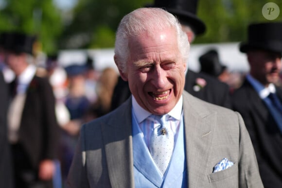 Le roi Charles III d'Angleterre et Camilla Parker Bowles, reine consort d'Angleterre, reçoivent des invités lors d'une Garden Party à Buckingham Palace à Londres, le 8 mai 2024. 