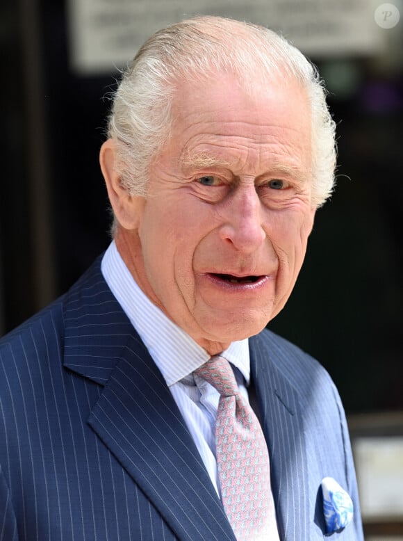 Première sortie officielle du roi Charles III d'Angleterre, accompagné de Camilla Parker Bowles, reine consort d'Angleterre, au Macmillan Cancer Centre de l'University College Hospital à Londres, le 30 avril 2024. Trois mois auparavant, le souverain, atteint lui-même d'un cancer, avait suspendu ses activités officielles sur avis des médecins. Le roi Charles III poursuit son traitement et reprend ses engagements de façon progressive. 