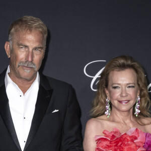 Kevin Costner, Caroline Scheufele - Photocall du dîner "Trophée Chopard" au Carlton Beach lors du 77ème Festival International du Film de Cannes. Le 17 mai 2024 © Olivier Borde / Bestimage 