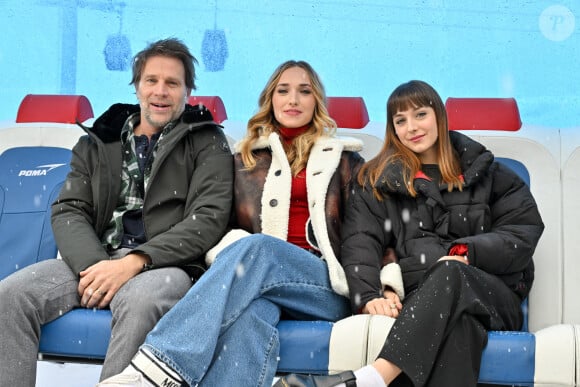 Thomas Jouannet, Chloé Jouannet et Mado Jouannet assistent à un photocall pour le film "Allez Ma Fille" lors du 27e Festival du film de l'Alpe d'Huez à l'Alpe d'Huez, France, le 18 janvier 2024. Photo par Julien Reynaud/APS-Medias/ABACAPRESS.COM