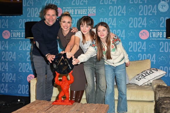 Thomas Jouannet et Armelle Deutsch tournent régulièrement ensemble, ce qui leur permet de s'éloigner de leurs filles et belle-fille et du cadre familial.
Thomas Jouannet entouré de ses trois filles Chloé, Ysée et Mado pour le photocall des lauréats lors du 27e Festival du film de comédie à L'Alpe d'Huez, France, le 20 janvier 2024. Photo par Mireille Ampilhac/ABACAPRESS.COM