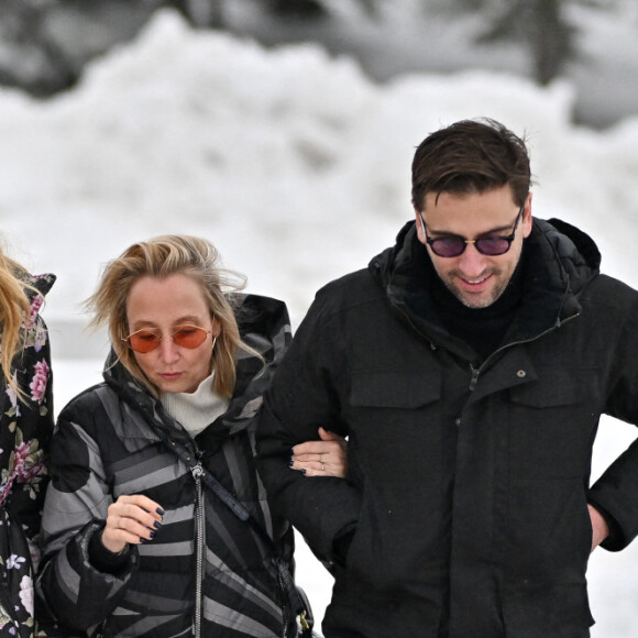 Sandor Funtek, Chloé Jouannet, Audrey Lamy et Thomas Sabatier réunis pour une séance de conduite sur glace lors du 27e Festival du film de l'Alpe d'Huez à l'Alpe d'Huez, France, le 19 janvier 2024. Photo par Julien Reynaud/APS-Medias/ABACAPRESS.COM