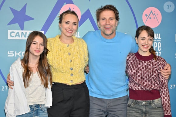 Ysee Jouannet, Chloe Jouannet, Thomas Jouannet et Mado Jouannet assistant à la projection du film "Heureux Gagnants" lors du 27e Festival du film de l'Alpe d'Huez à l'Alpe d'Huez, France, le 17 janvier 2024. Photo par Julien Reynaud/APS-Medias/ABACAPRESS.COM