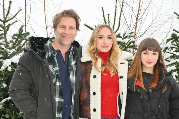 Chloé Jouannet est le fruit de son histoire d'amour passée avec Alexandra Lamy, tandis que Mado et Ysée sont les filles qu'il a eues avec Armelle Deutsch.
Thomas Jouannet, Chloe Jouannet et Mado Jouannet posant pour le photocall du court-métrage "Allez ma fille" lors du 27ème Comedy Film Festival à L'Alpe d'Huez, France, le 18 janvier 2024. Photo par Mireille Ampilhac/ABACAPRESS.COM