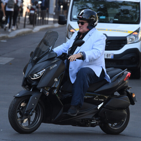 Une enquête est également en cours à Paris après la plainte en janvier d'une ancienne assistante de tournage, 
Exclusif - Gérard Depardieu déjeune avec une amie dans un restaurant japonais de Saint-Germain-des-Prés à Paris le 18 septembre 2020.